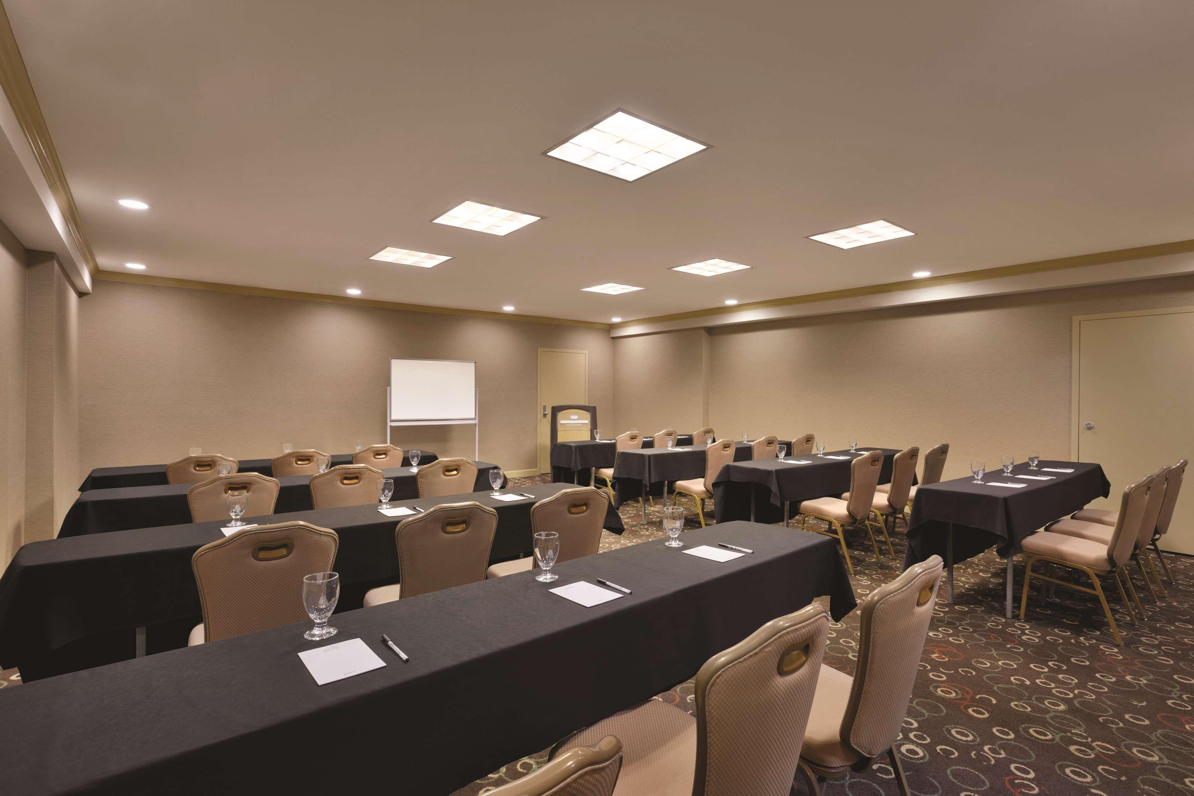 Radisson Hotel Lenexa Overland Park Exterior foto